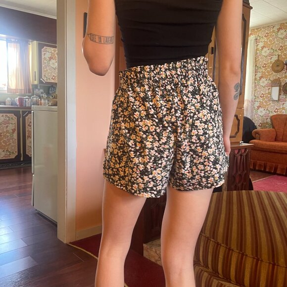 Black high sinched waisted floral print shorts! - Picture 11 of 16